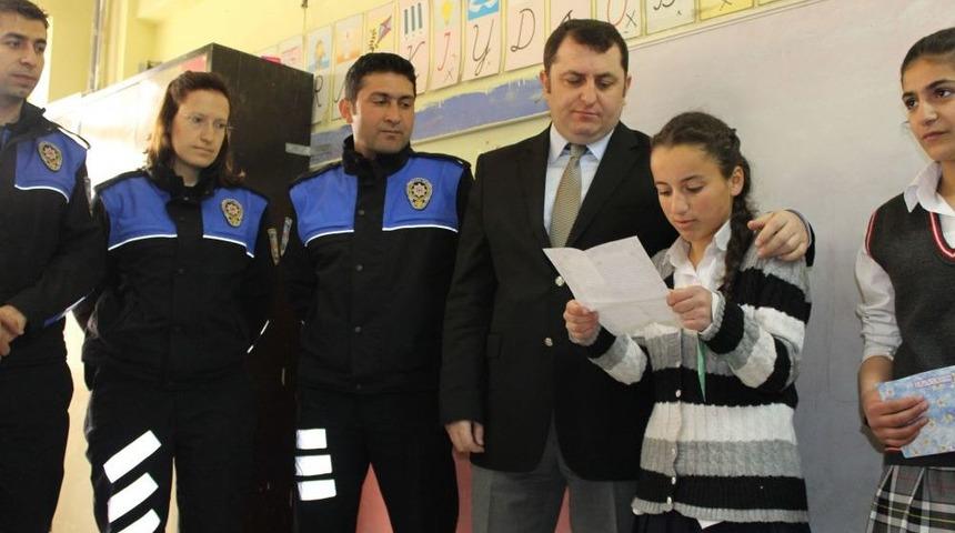 Hakkari'de Başlatılan 'G&ouml;n&uuml;lden Mektuplar' Projesi Duygulandırdı