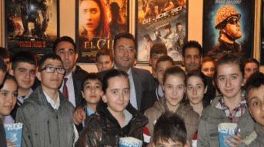 Minik &Ouml;ğrenciler &Ccedil;anakkale Filmini İzledi