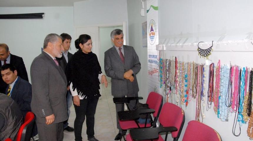 B&uuml;y&uuml;kaslan, Engelli Takı Tasarım Sergisi'ni Gezdi