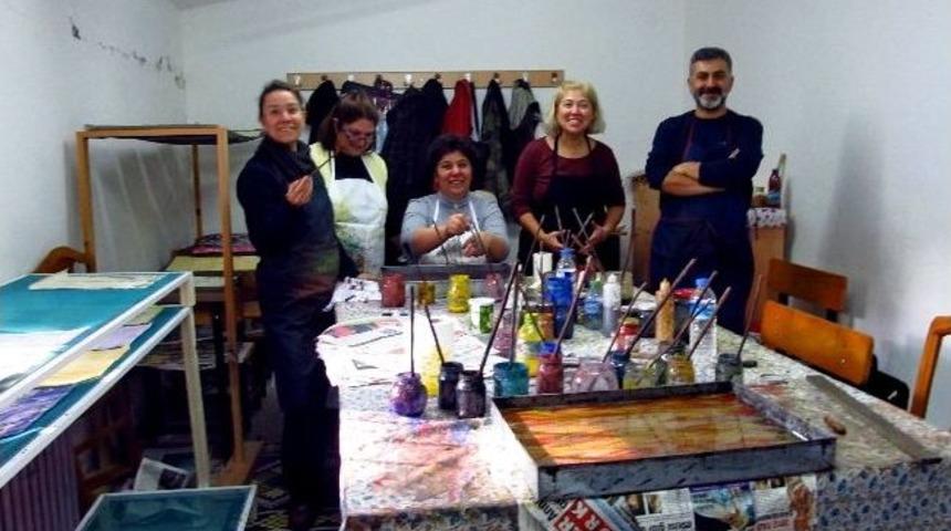 Ayvalık&rsquo;ta Ebrunun Solmayan G&uuml;lleri Sergilenecek