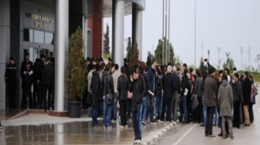 OM&Uuml;'de Uzaklaştırma Cezası Alan 14 &Ouml;ğrenci I&ccedil;in Arkadaşları Eylem Yaptı