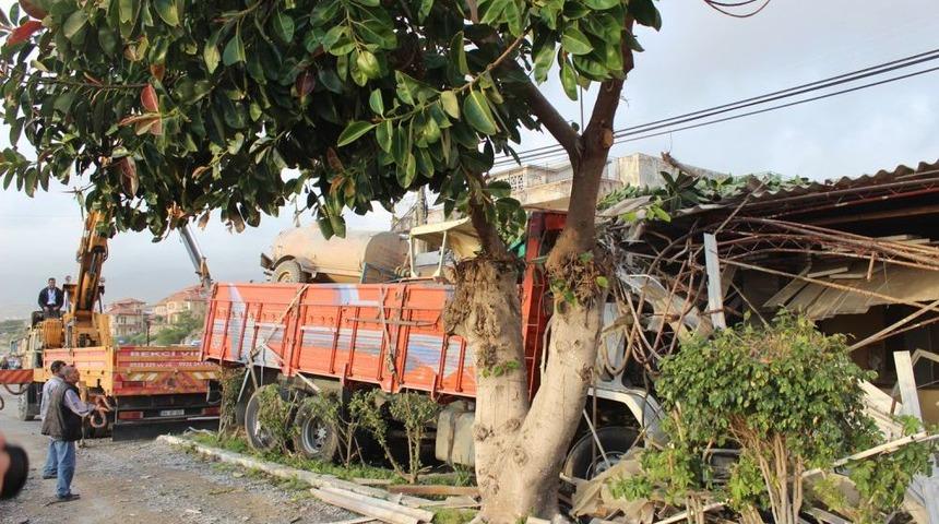 Kaza Karışan Kamyon Belediye Binasına Girdi, Başkan Kıl Payı Kurtuldu