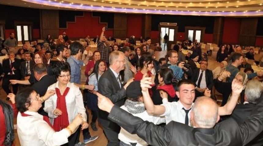 &Uuml;niversite &Ouml;ğrencileri Huzurevi Sakinlerini Unutmadı