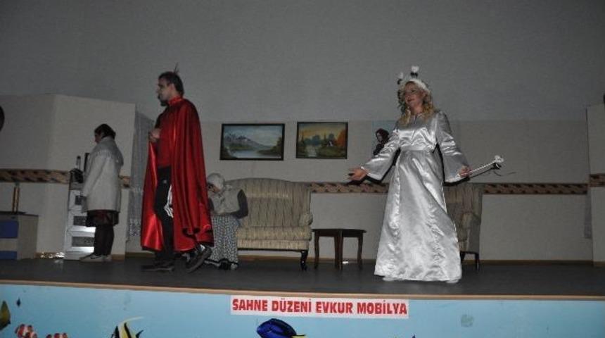 &ldquo;entrikalı Komedyası" Sahneledi