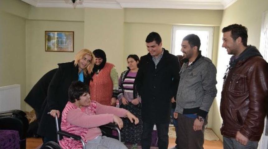 Ak Partili Gen&ccedil;ler Engellilere Yardımlarını S&uuml;rd&uuml;r&uuml;yor