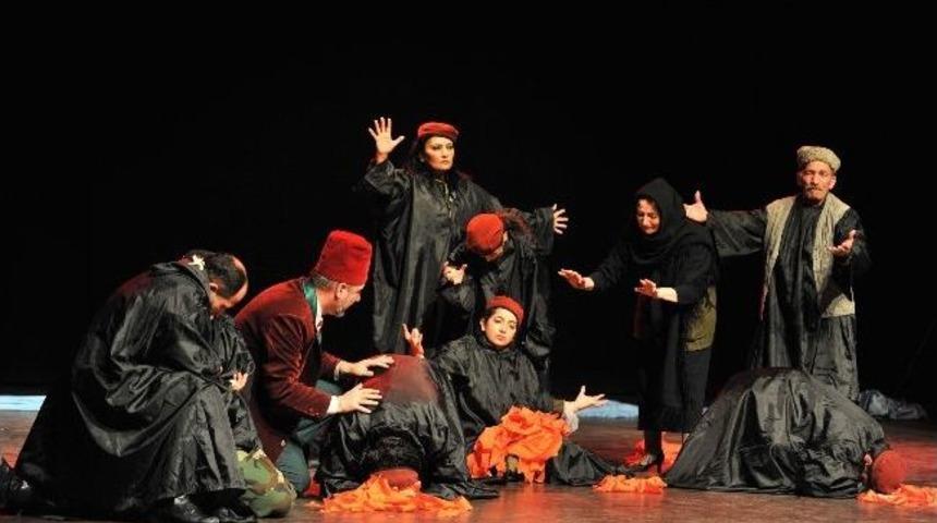 “anıtın Destanı” Adlı Tiyatro Oyunu İlgiyle İzlendi