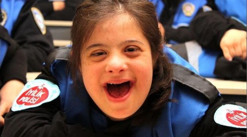 Sevgi Dolu Kalpleriyle K&ouml;t&uuml;l&uuml;ğ&uuml; Kovacaklar