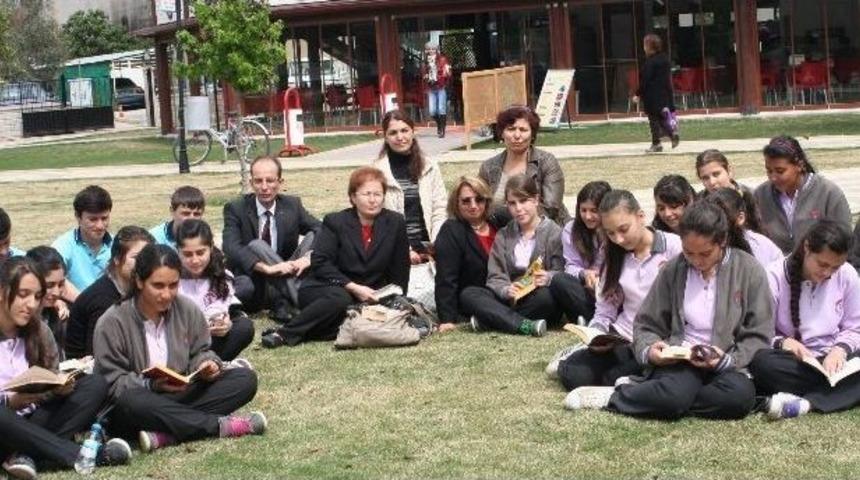 Hibe Edilen 300 Kitap Okurlara Dağıtıldı