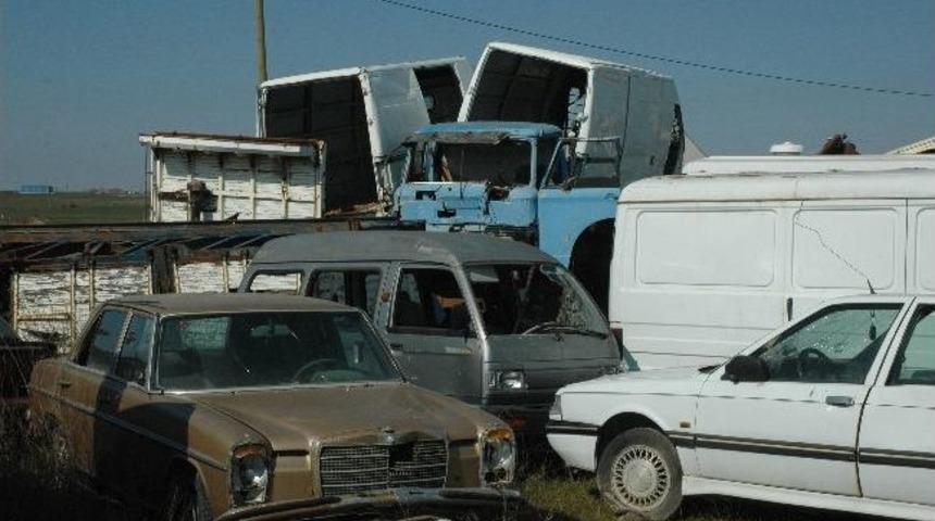 Yedieminli Otoparklar Hurda Ara&ccedil;larla Dolu