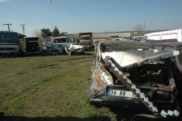 Yedieminli Otoparklar Hurda Ara&ccedil;larla Dolu 1