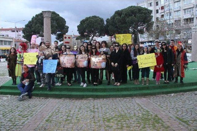 Bergama'da Dünya Tiyatrolar Günü Kutlandı