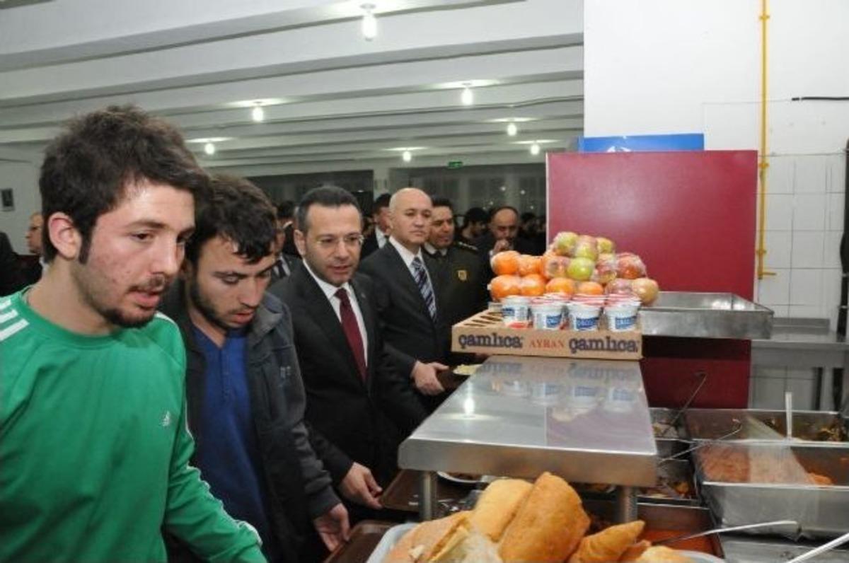 Vali Aksoy, Yurtta Kalan &Ouml;ğrencilerle Buluştu