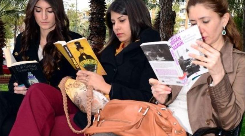 Aydınlı Sokakta Kitap Okudu