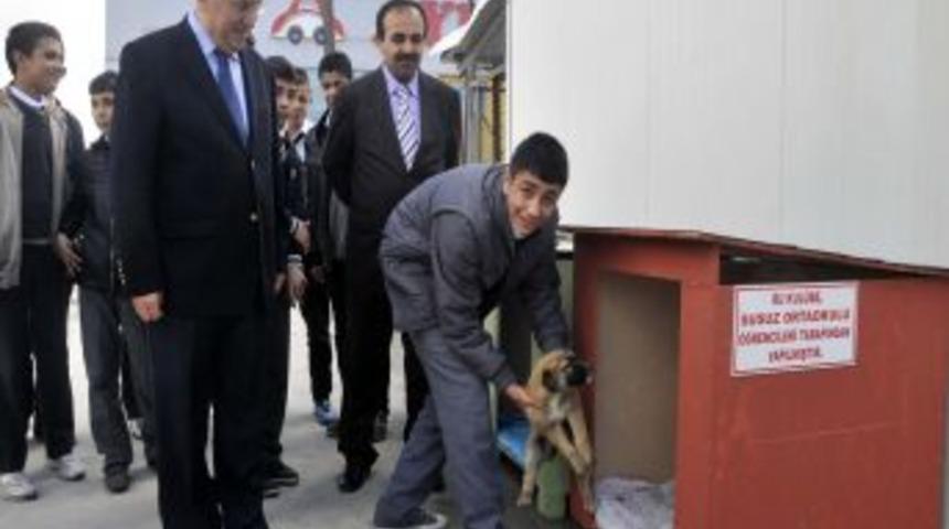 &Ouml;ğrenciler Hayvan Barınağı Hediye Etti