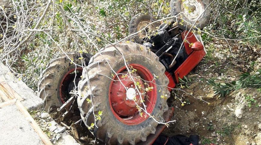 Baston Direksiyona Takılınca Trakt&ouml;r Şarampole Devrildi: 1 &Ouml;l&uuml;, 2 Yaralı