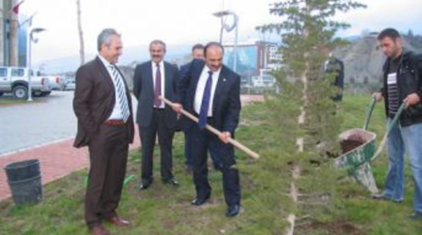 Rekt&ouml;rler Birlikte Fidan Dikti