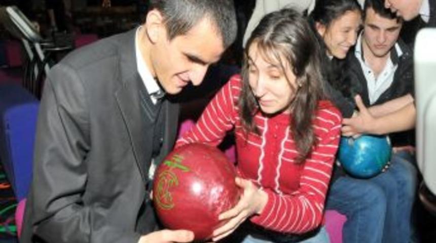 G&ouml;rme Engelliler Ilk Kez &lsquo;bowling&rsquo; Oynadı