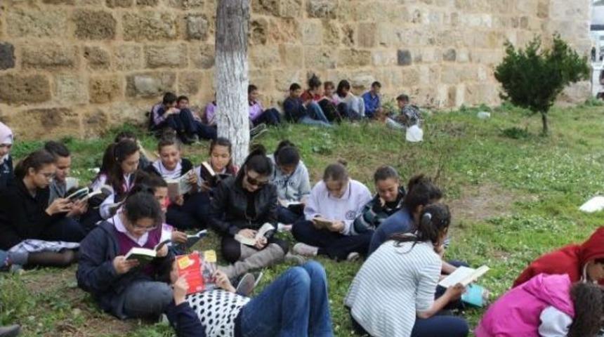 Yumurtalık'ta &Ouml;ğrenciler Parkta Kitap Okudu