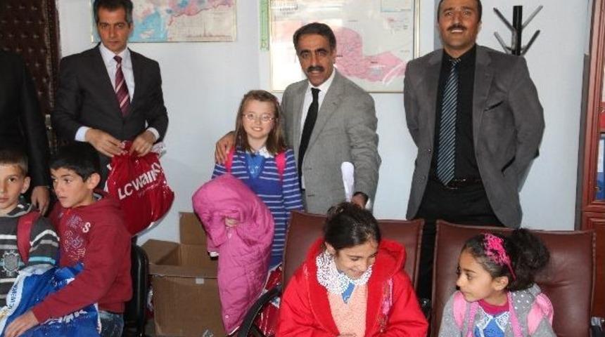 Hayır Sever İş Adamından &Ouml;ğrencilere Giyim Yardımı