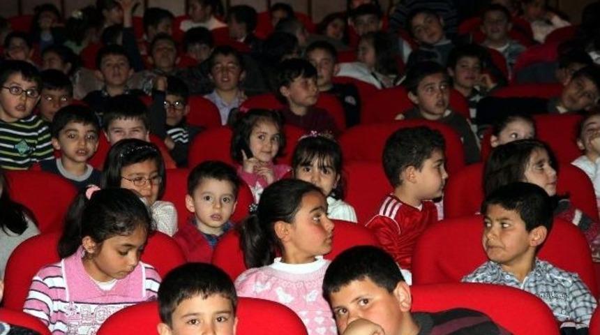 27 Mart Tiyatrolar G&uuml;n&uuml;nde İlk Kez Tiyatro İle Tanıştılar