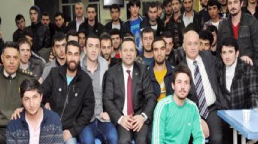 Samsun Protokol&uuml; Yurtta Kalan &Ouml;ğrencilerin Misafiri Oldu