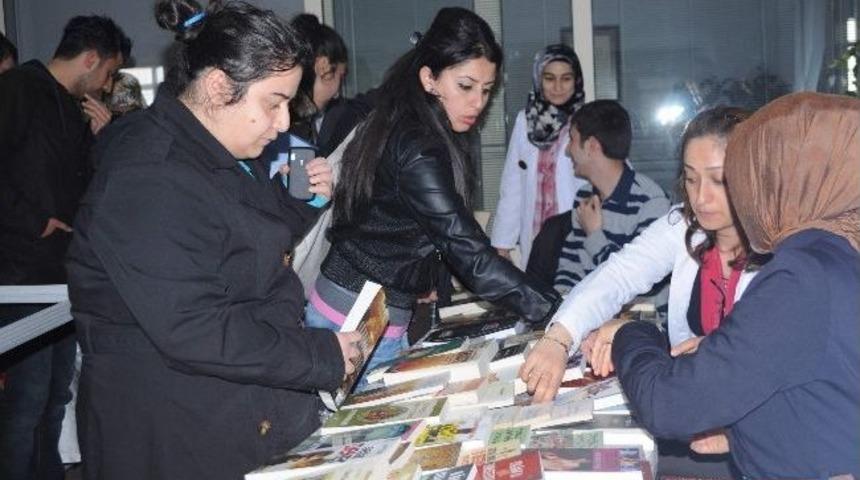 &Uuml;niversite&rsquo;de Kitap Okuma Etkinliği