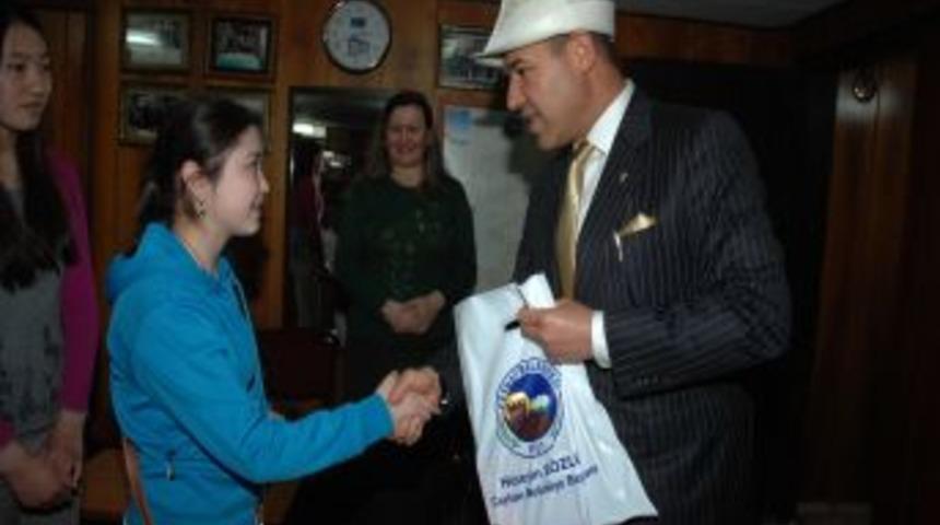 Kırgızistanlı &Ouml;ğrenciler Başkan S&ouml;zl&uuml;&rsquo;y&uuml; Ziyaret Etti.