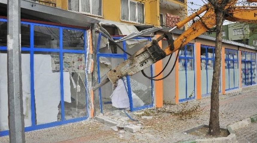 Yıldırım Belediyesi Ka&ccedil;ak Yapıları Yıkmaya Devam Ediyor