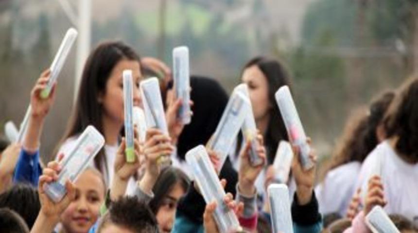 YGS &Ccedil;ıkışı Toplanan Kalemler, K&ouml;y Okullarındaki &Ouml;ğrencilere Dağıtıldı