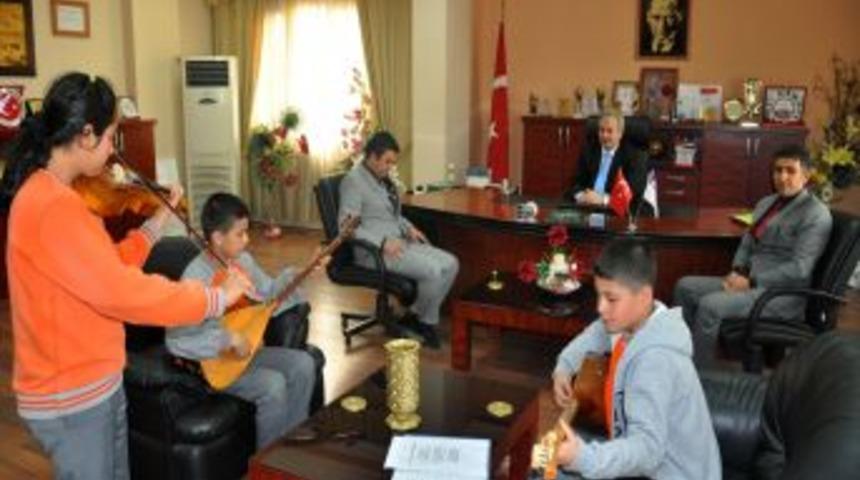 &Ouml;ğrenciler Başkan &Ouml;zgan'ı Konserlerine Davet Etti