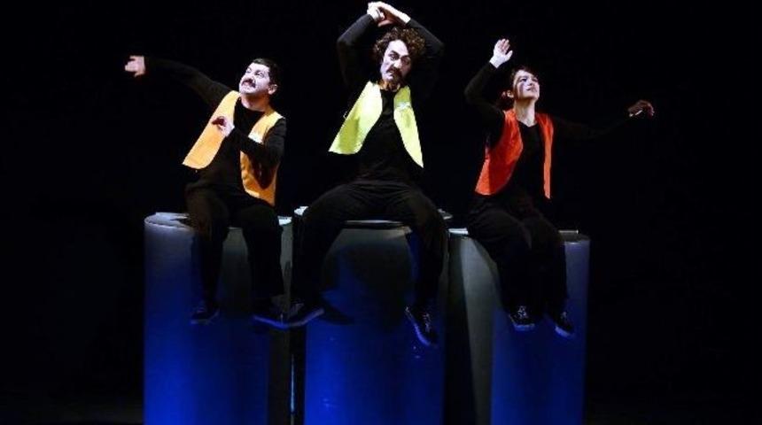 Abt Tiyatrolar G&uuml;n&uuml;'nde Oyunlarını &Uuml;cretsiz Sahneledi