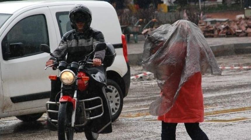 Vatandaş, Sağanak Yağmura Hazırlıksız Yakalandı