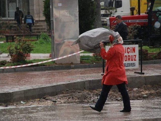 Vatandaş, Sağanak Yağmura Hazırlıksız Yakalandı 1