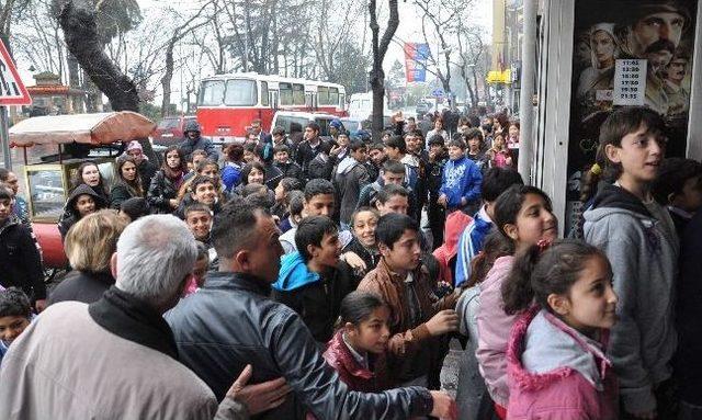 Çocuklar Sinemada Çizgi Film İzledi