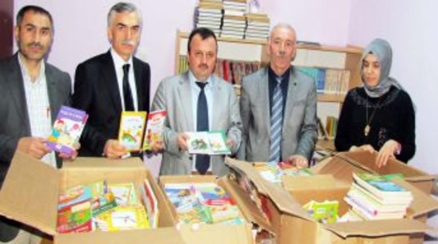 Nil&uuml;fer Safvet Koleji'nden Huzur İlk&ouml;ğretim'e Kitap Yardımı
