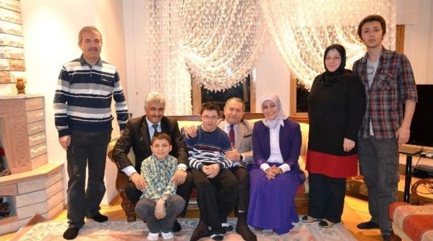 Melek Y&uuml;zl&uuml;lere Evlerinde Ziyaret