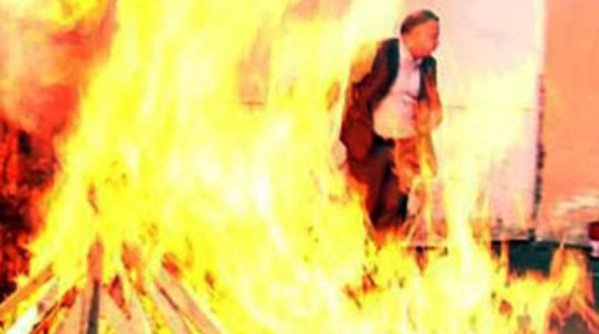 Alevlerin arasında kaldı