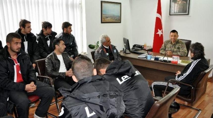 Suşehri Belediyespor&rsquo;lu Futbolcular İl&ccedil;e Jandarma Komutanını Ziyaret Etti