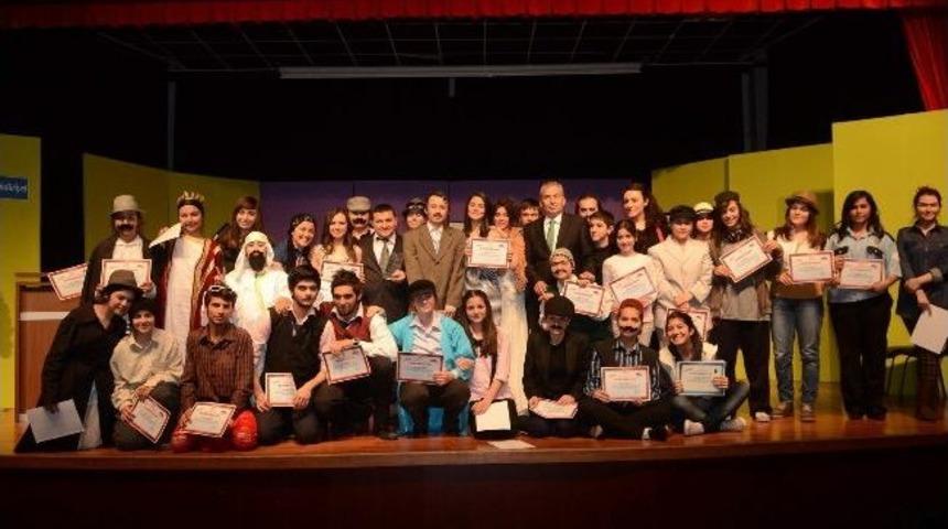 Gen&ccedil; Denizli Tiyatrosu, İzleyenlerden Tam Not Aldı