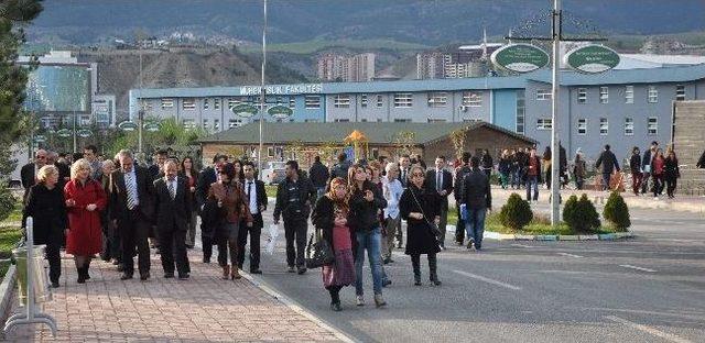 &Uuml;niversite &Ouml;ğrencileri Yaşlıları Ağırladılar 2