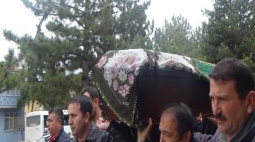 Eşi Tarafından Hastane Bah&ccedil;esinde &Ouml;ld&uuml;r&uuml;len Hemşire Toprağa Verildi