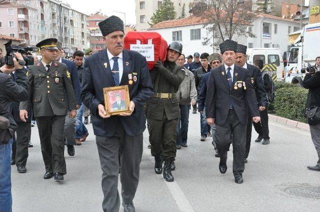 Kore Gazisi Askeri T&ouml;renle Defnedildi 1