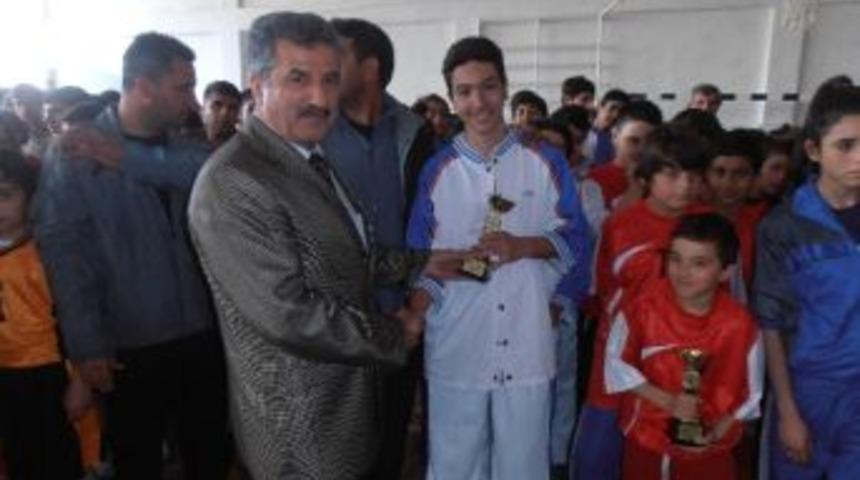 Başarılı Sporcular &Ouml;d&uuml;llendirildi
