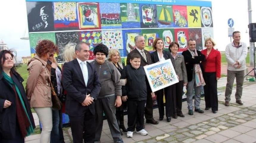 Otistik &Ccedil;ocukların Fır&ccedil;alarından &Ccedil;ıkan Eserler Ressamları Aratmadı