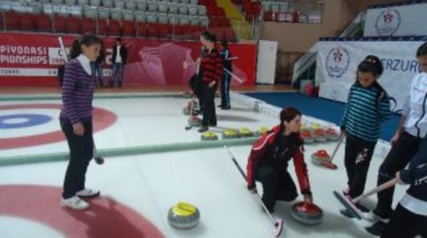 Kandilli&rsquo;de &Ouml;ğrencilere Curling Kursu