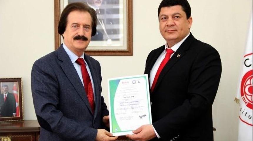 Uni Akademi Enstit&uuml;s&uuml; Tarafından Cumhuriyet &Uuml;niversitesi&rsquo;ne Iso 9001 Belgesi Verildi