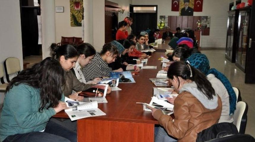 Suşehrili &Ouml;ğrenciler İl&ccedil;e K&uuml;t&uuml;phanesini Gezdi