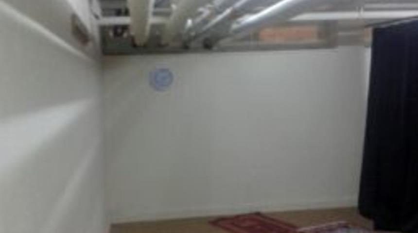 Ege &Uuml;niversitesi'ndeki Mescide Insan Ve Hayvan Dışkısı Attılar