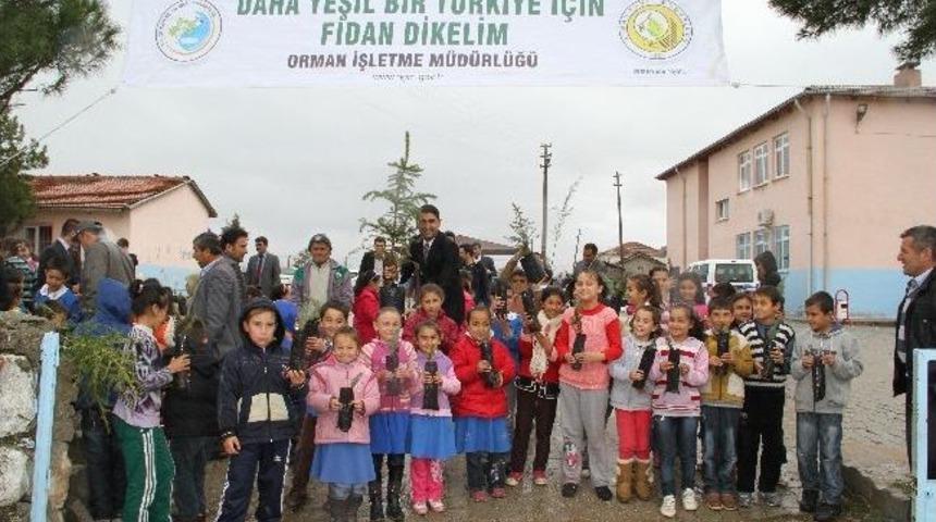 K&ouml;pr&uuml;başı'nda Fidan Dikim Şenliği D&uuml;zenlendi