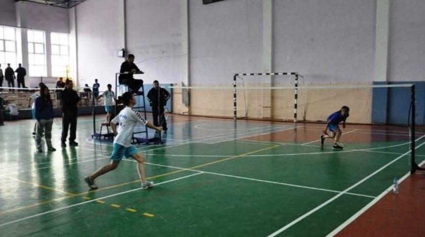 Gen&ccedil;ler Badminton Heyecanı Yaşandı